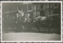 860467 Afbeelding van Anton van Soest (groente- en fruithandelaar uit de Kroonstraat in Wijk C) bij zijn paard en wagen ...